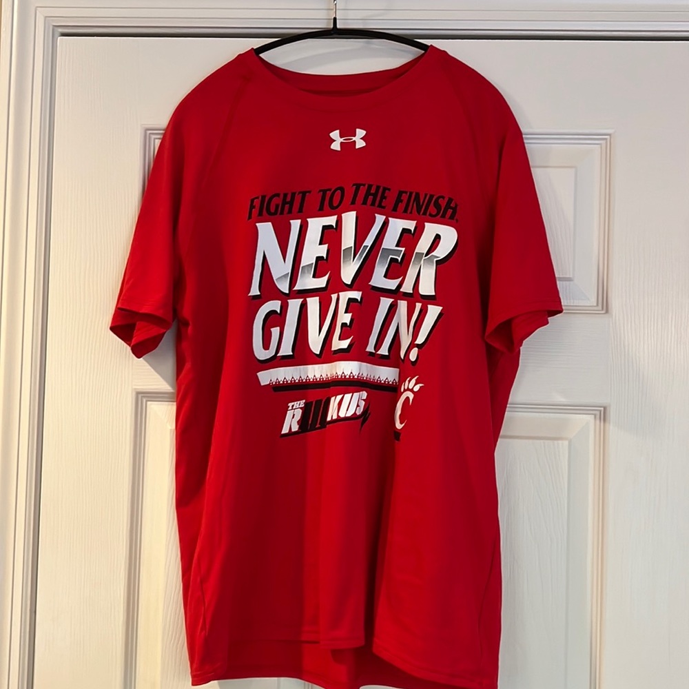 Under Armour University of Cincinnati Bearcats Loose Fit Heatgear T-shirt.